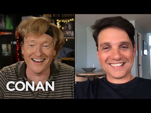 柯南開始像約翰尼-勞倫斯--TBS的CONAN。 (Conan Is Starting To Look Like Johnny Lawrence - CONAN on TBS)