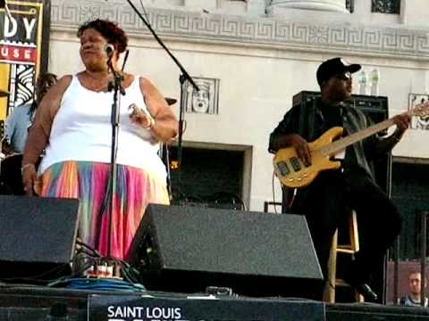 Kim Massie performs "Jammin'"
