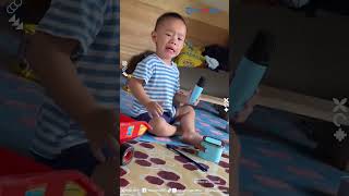 Download lagu Gemes Banget! Momen Bocah yang Lagi Nangis, Sempat-Sempatnya Pakai Mic Bikin Ngakak mp3