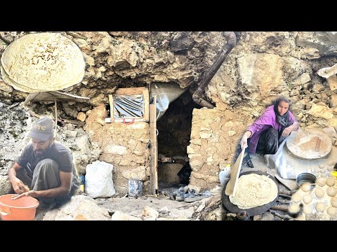 Cave Life in the Mountains |🔥Traditional Bread Baking by a Woman on Fire &🍞Cooking in the Cave