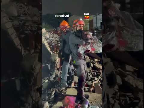 Prédio em construção desaba sobre casa em SP; imagens mostram resgate