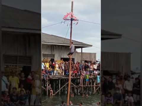 Lomba gebuk bantal/ pukul bantal dan Panjat Pinang di Kampung Baru