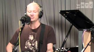 Fountains of Wayne Play &quot;The Summer Place&quot; Live on Soundcheck
