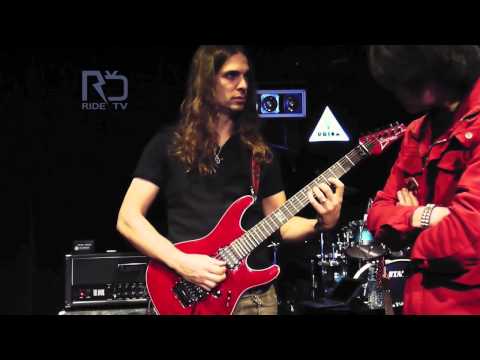 Kiko Loureiro Tapping scale in two hands...AMAZING