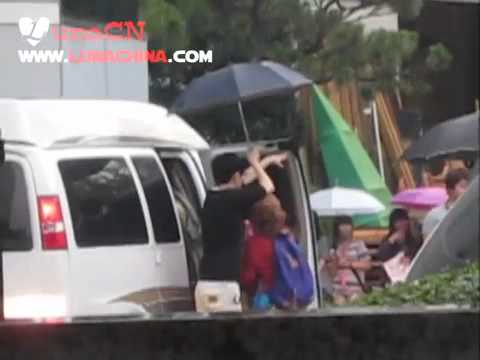 [fancam] 110703 f(x) Luna taking care of Rice (Bab) - Leaving Inkigayo