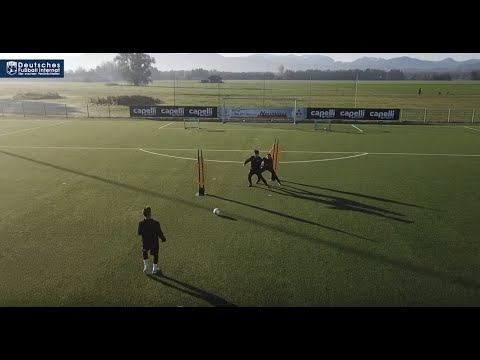 Passspiel unter Gegnerdruck am Deutschen Fußball Internat