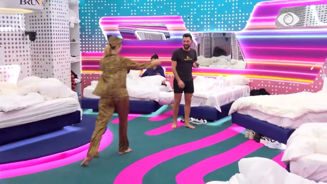 Angelo dhe Juxhin luajnë, Selin i “përzë” të dy në krevat