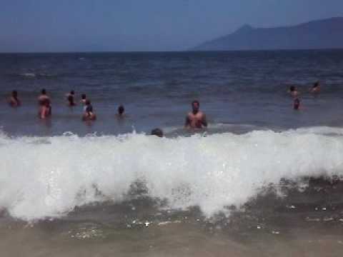 Maria Fernanda surfando....