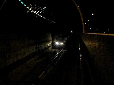 Metrô de Sofia: O trem sai de Musagenitsa em direção a G.M. Dimitrov (cena noturna)