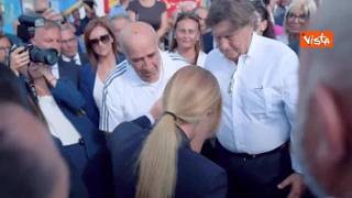 Meloni ad Amatrice, un anziano si commuove: La gioia più grande. Meloni: Non mi far commuovere