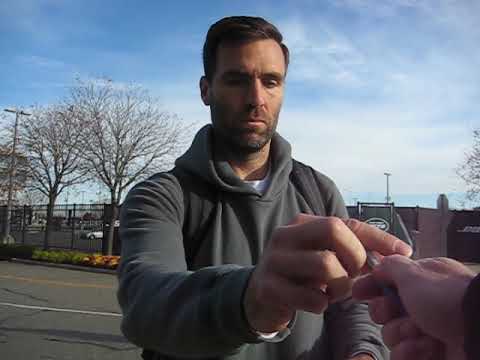 Joe Flacco signs autographs for The SI KING  11-14-21