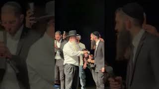 הרב יגאל כהן בחולון (ארגון ענפים) - התמונה מוצגת ישירות מתוך אתר האינטרנט יוטיוב. זכויות היוצרים בתמונה שייכות ליוצרה. קישור קרדיט למקור התוכן נמצא בתוך דף הסרטון