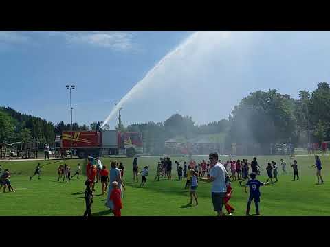 Feuerwehr kühlt die Fussballjugend ab in Obergünzburg 23.07.2023