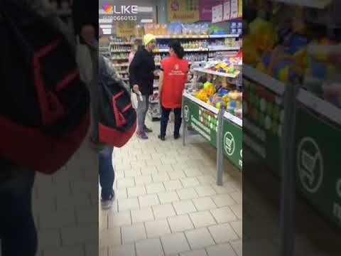 Сумашедшая женщина в пятерочке.