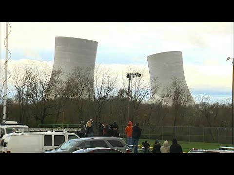 In a matter of seconds, two 500-foot (152-metre) cooling towers from Massachusetts' last coal-fired power plant have been reduced to rubble. (April 27)