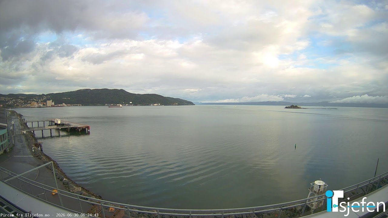 Live webcam view of Puerto y terminal de cruceros de Pirbadet