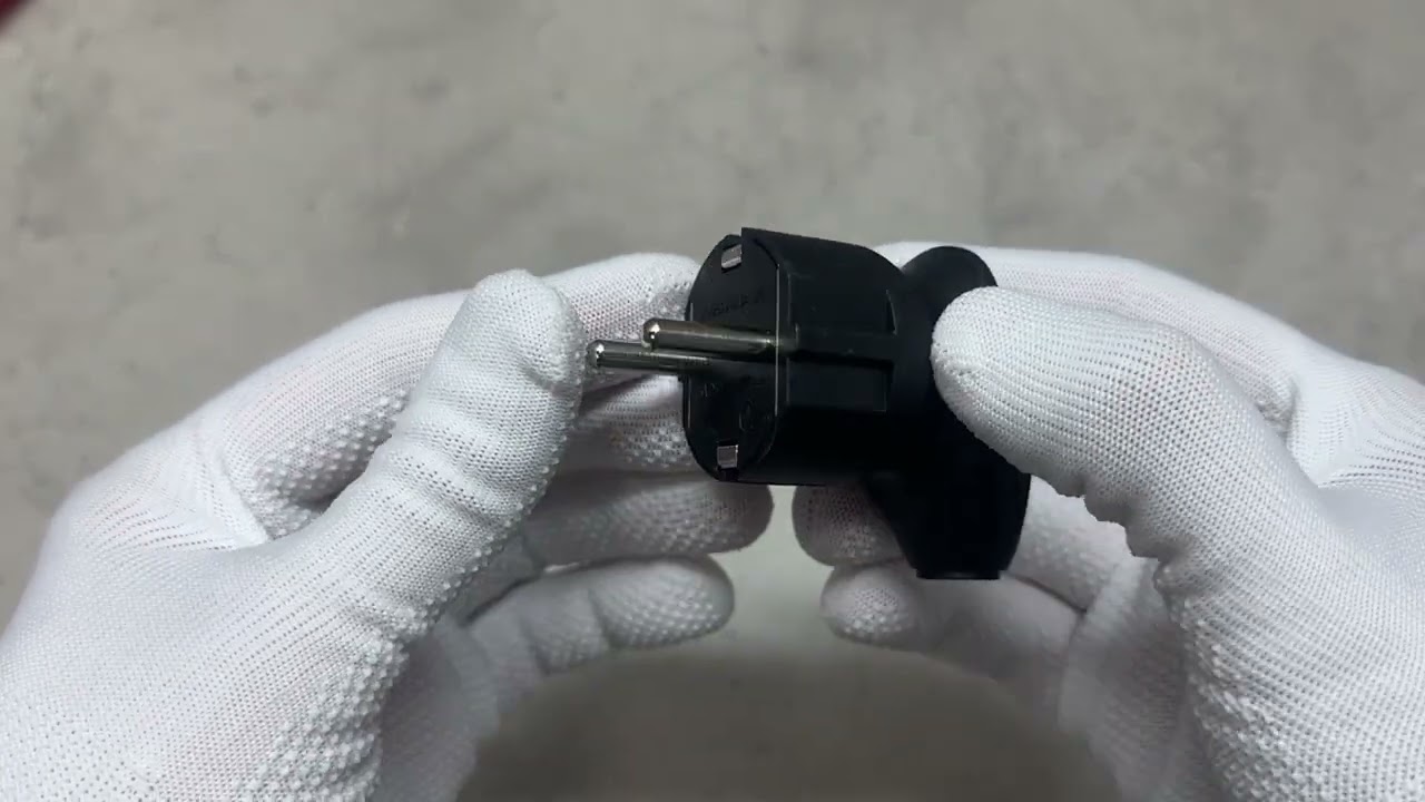 Вилка штепсельная угловая с заземлением NX1105 NEOMAX черная