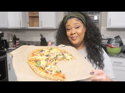 I MADE MY OWN VEGAN CAULIFLOWER CRUST PIZZA !!!