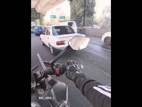 Por meterse mal, taxista tiene percance con motociclistas en CDMX