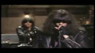 Ramones - I Don´t Wanna Grow Up (live on Letterman 1996)