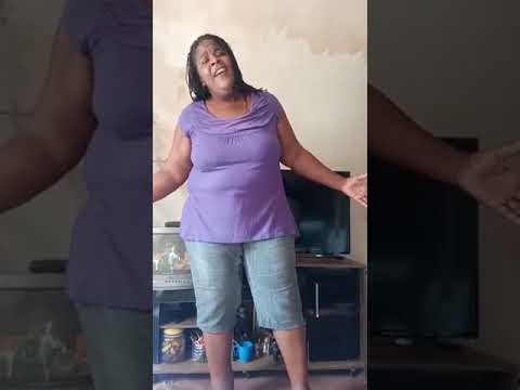 Minha coroa cantando um louvor da Gabriela Rocha