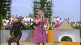 Emma Bunton - Free Me (Live @ Fernsehgarten 05-09-2004)