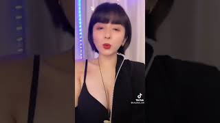 美女ハーフ！？舌まで綺麗な巨乳さん【tiktok】