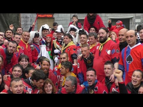Mugnaia e Picche aranceri con foto di gruppo - Carnevale Ivrea 2016