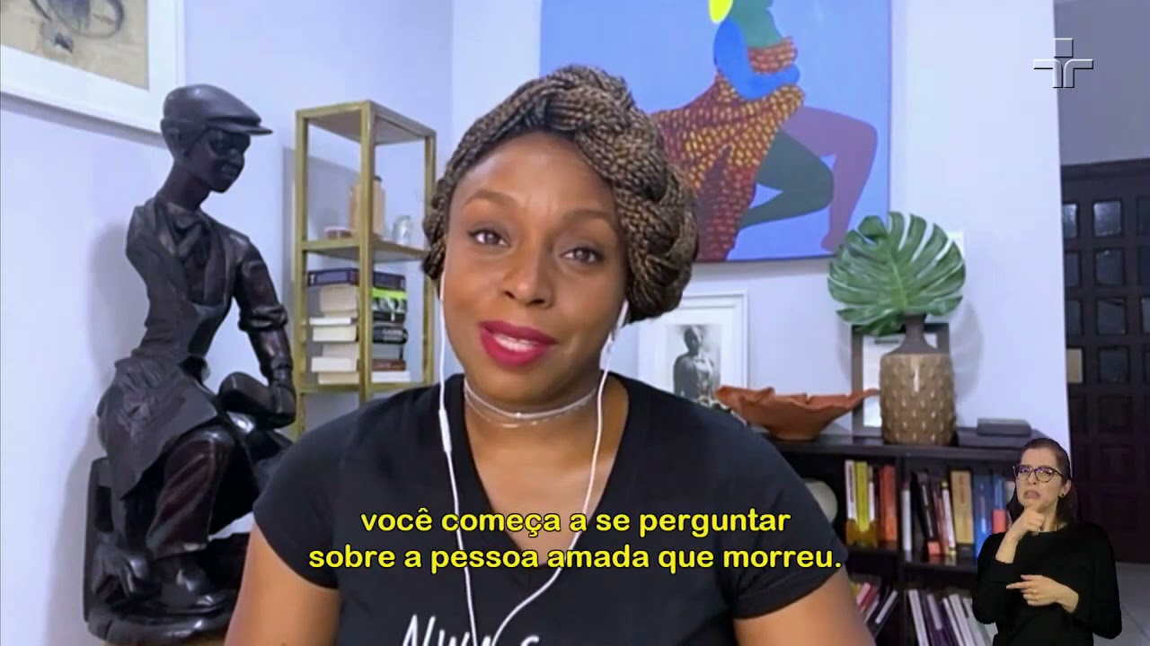 "O que me interessa cada vez mais é como africanizar o cristianismo", diz Chimamanda Adichie
