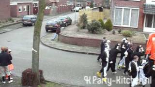 preview picture of video 'Optocht Erdmennekes Nieuw Bergen Limburg (22-2-2009 deel 2/3)'