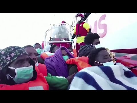 獲救的移民被轉移到檢疫船。 (Rescued migrants transferred to quarantine ship)