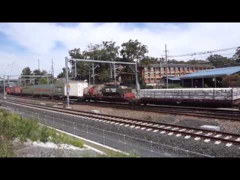 Pacific National Freight: 6AB6 meets 7BM4 at Gosford - 4/10/15