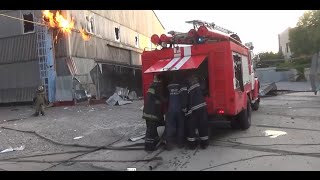 Смотреть онлайн Донецкие пожарные работают под обстрелом