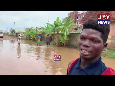 Residents of Sampah Valley still forced to walk through floodwaters to go about their activities.