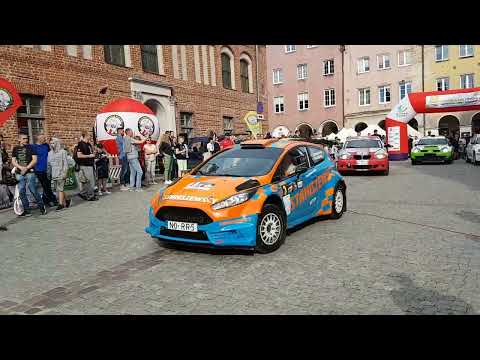 Rajd Warmiński Toyota 2022 - prezentacja załóg na Starym Mieście w Olsztynie.