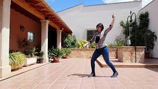 A la dreta i a l'esquerra obrint i tancant