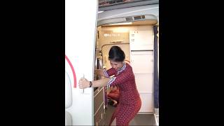 Download lagu Pramugari Lion Air Menutup Pintu Pesawat Boeing 737-900ER | Bandara Kualanamu Medan💪💪🥰🥰 mp3