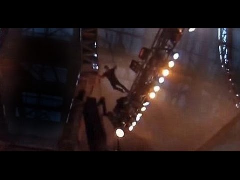U2 - Bono's fail jump from the stage in Los Angeles 31 may 2015