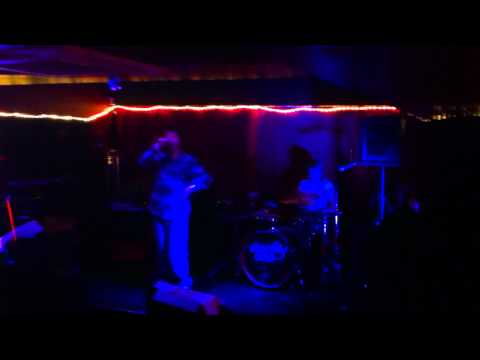Hector Bizerk - Burst love (live at Captains Rest).