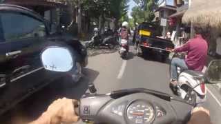 preview picture of video 'Riding the scooter through Ubud'