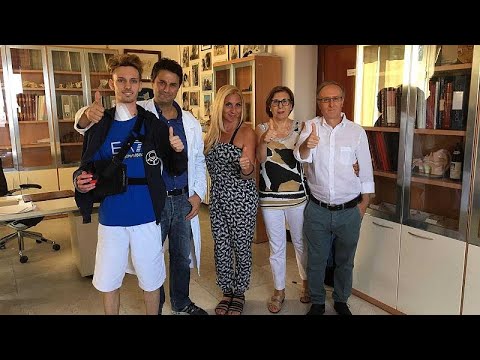 Congiunta sul pollice alzato Spasmo dei muscoli della schiena e del collo