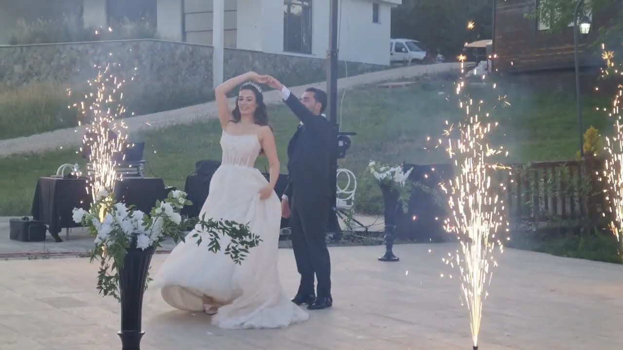 Ahmet Ünal’ın mutlu günü: Kızı Aylin dünyaevine girdi