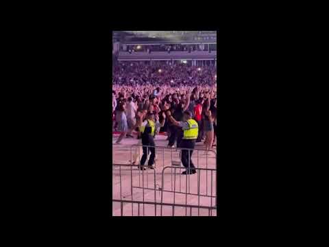 Police Officers Dance at Ed Sheeran’s Auckland Concert
