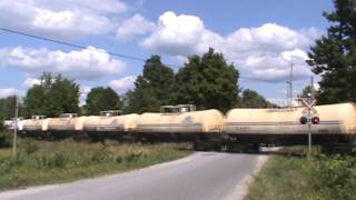 preview picture of video 'An ES44AC and two AC4400CW's lead CP 115 at Bradshaw Road'