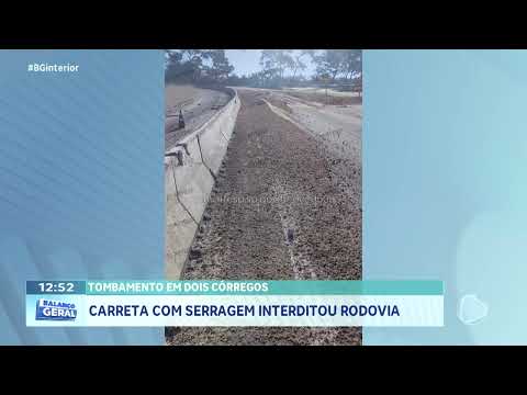 Tombamento em Dois Córregos: Carreta com serragem interditou rodovia