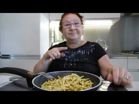 DEAF AUSRU - 16.10.2022   Il magazziniere sfama il cane randagio