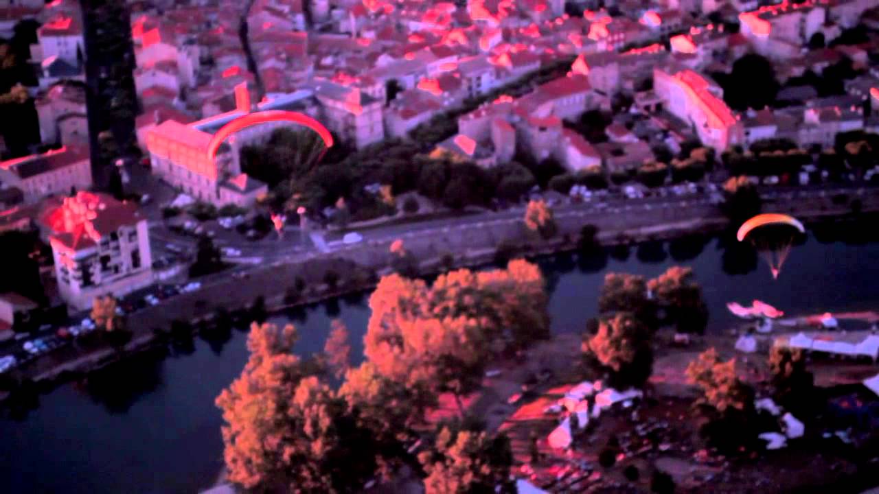 Acrobatique Parapente - Natural Games - Millau 2011.mov
