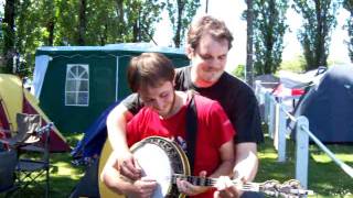 Olivier et Pouick sur un banjo