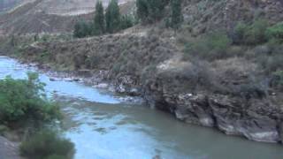 preview picture of video 'El río Urubamba durante el recorrido en tren en el departamento del Cusco, Perú'