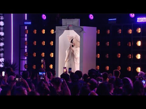 Sia - Unstoppable feat. David Byrne (Live From Miley’s New Year’s Eve Party)